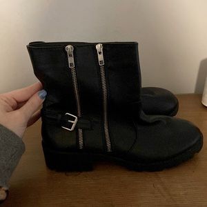 Like new black ankle zip up boots